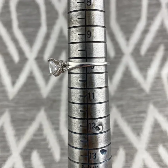 Silver Solitary Stone ring with tiny stones on Band - Picture 5 of 5